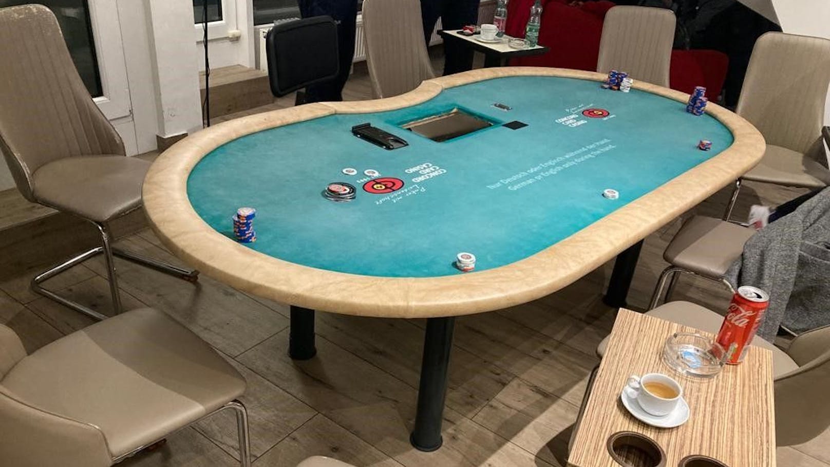 Die Finanzpolizei beschlagnahmte zwei Pokertische und diverse Glücksspielutensilien.