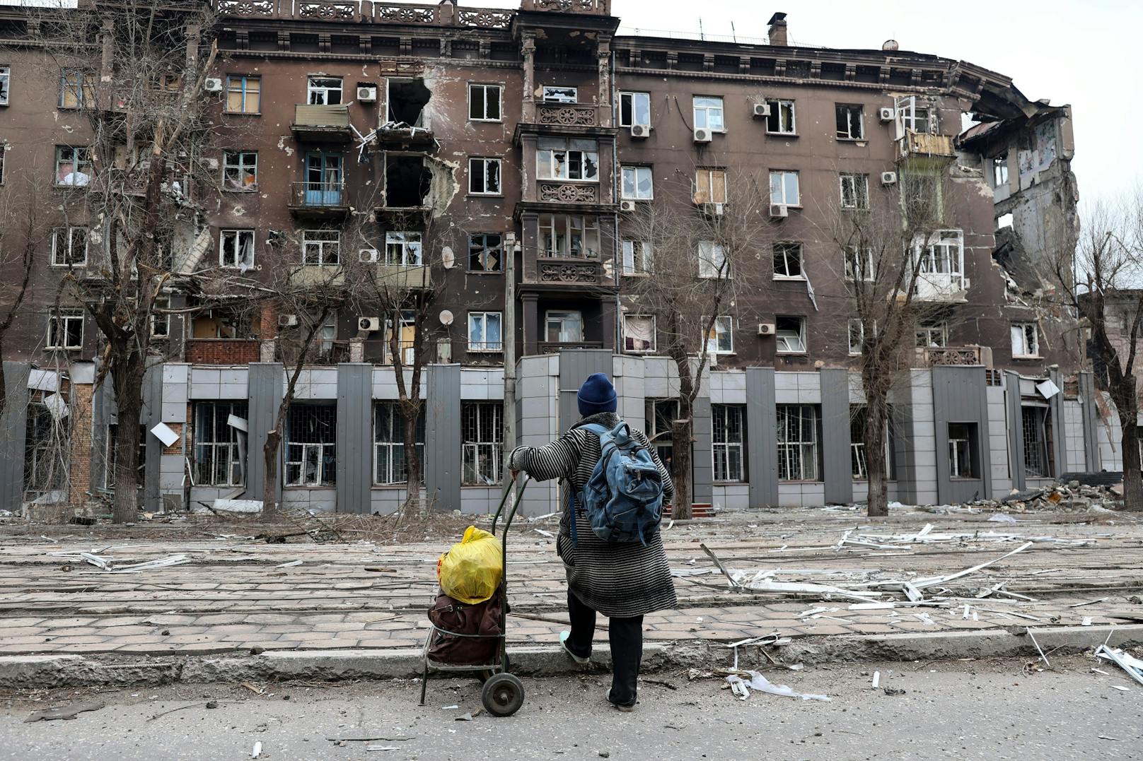 Russlands Armee hat die ukrainischen Streitkräfte in der umkämpften Hafenstadt Mariupol ultimativ zur Aufgabe aufgerufen.