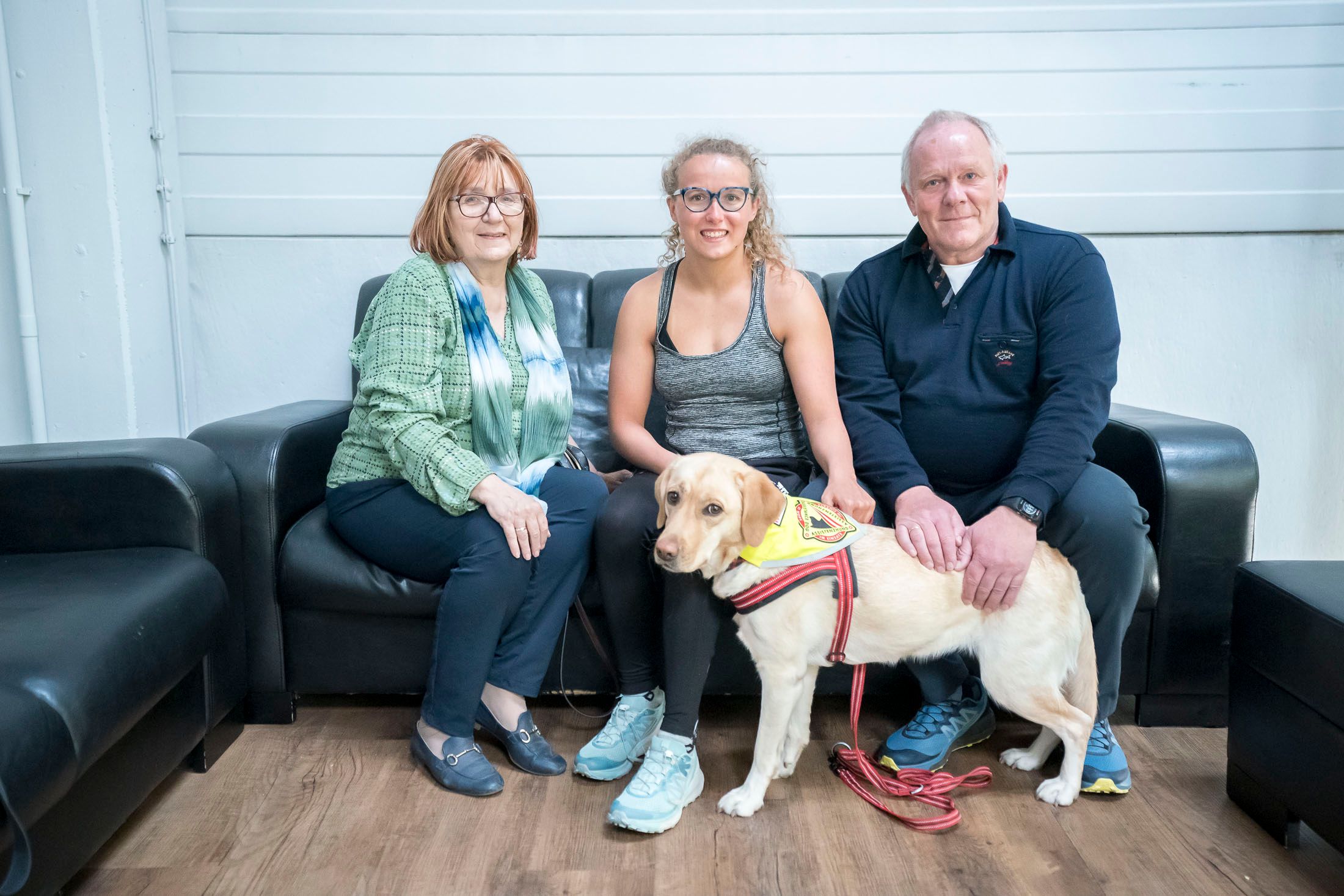 Eine glückliche Familie: Janina Falk (19, Mitte) mit ihren Pflegeeltern Heidemarie Thomann (62) und Gottfried Müllner (60).