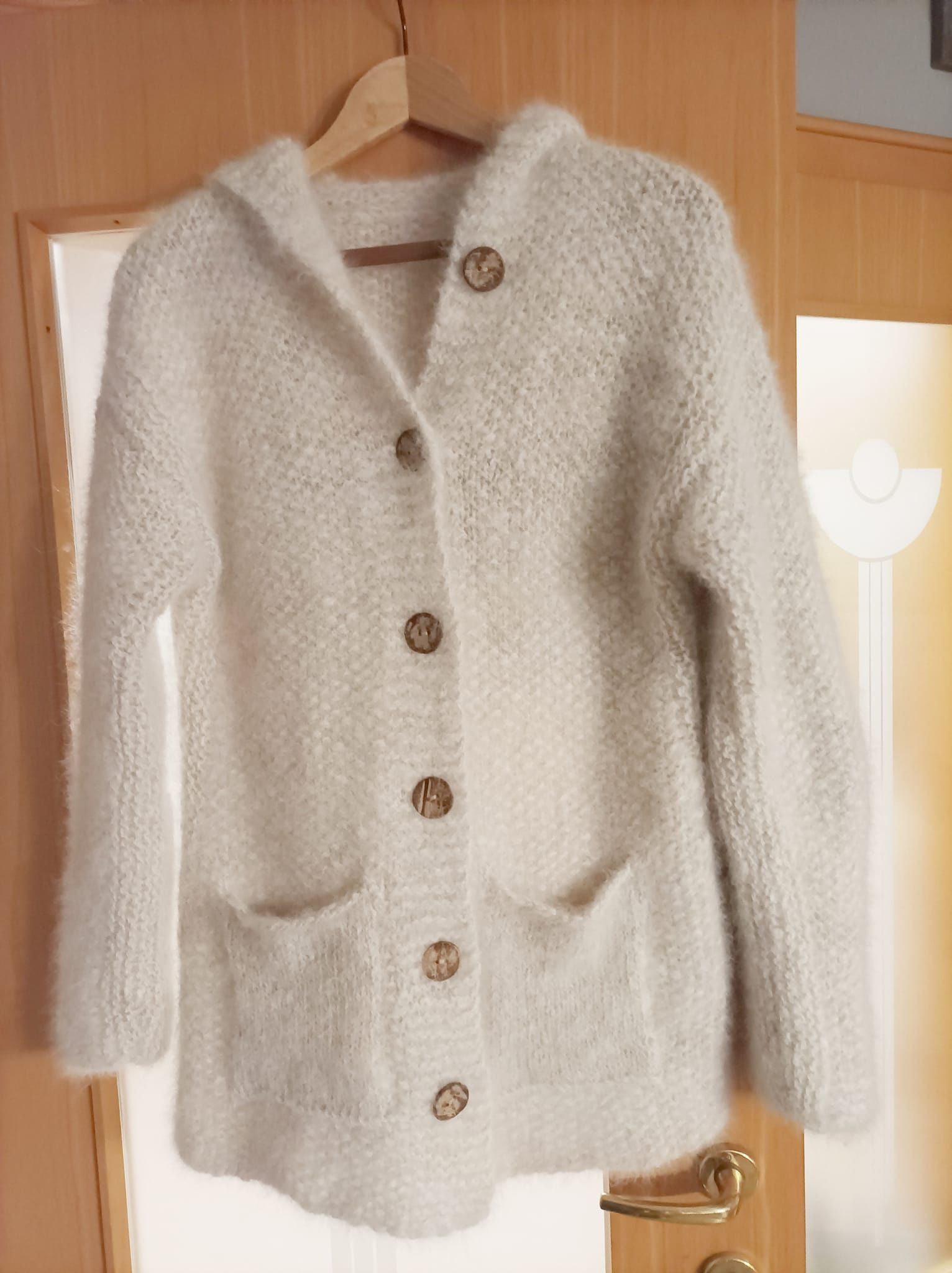 Die Jacke wurde aus der Unterwolle von Hund "Monty" gemacht.