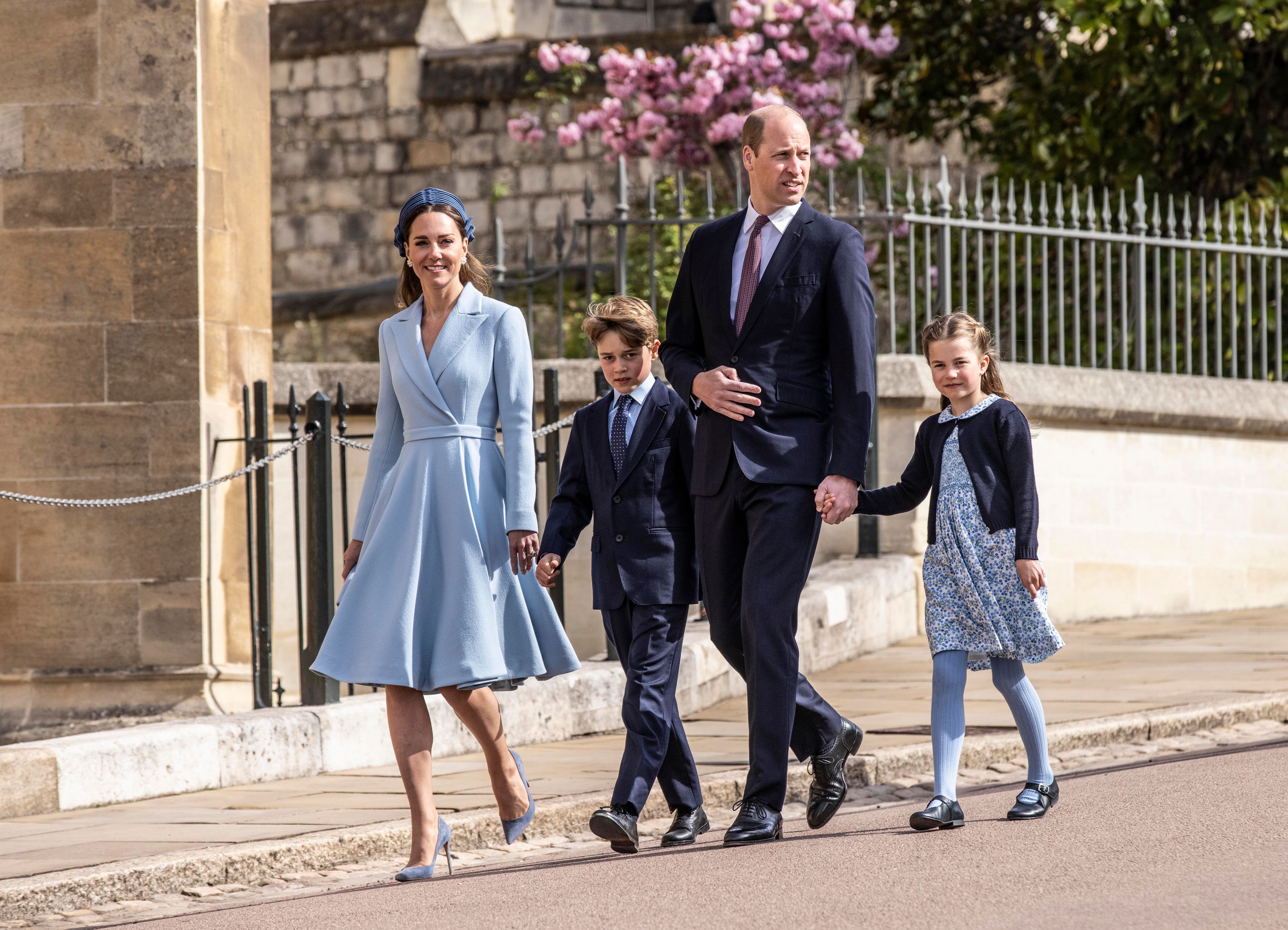 Kate kam mit William, George und Charlotte