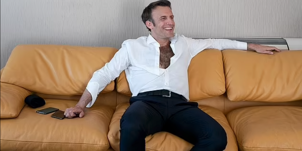 Macron mit zwei Handys und jeder Menge Brusthaar