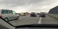 Crash & Stau auf der A1 – mehrere Rettungsautos vor Ort
