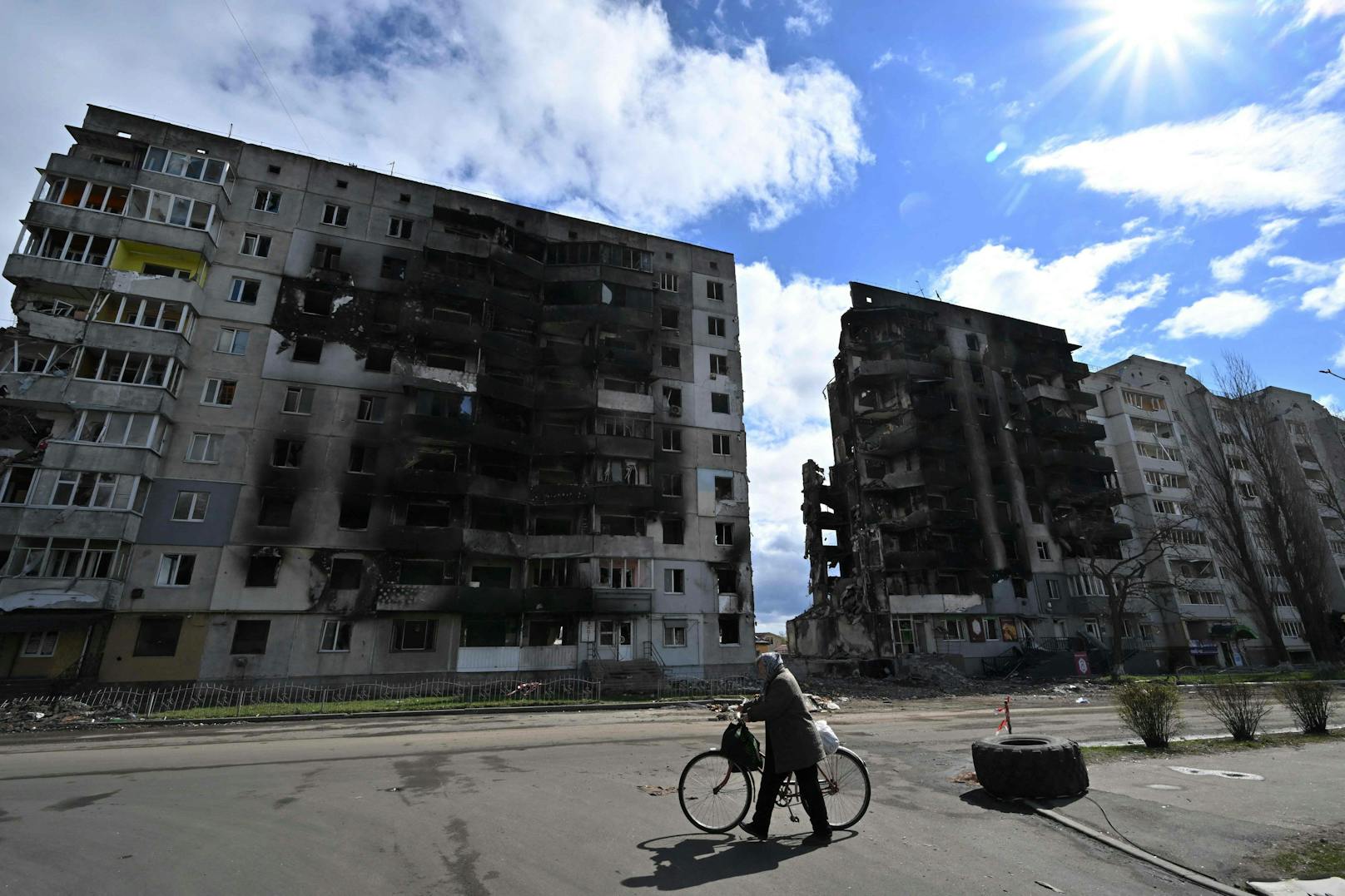 Die ukrainische Regierung hat Russland vorgeworfen, die östlichen Teile des Landes "auslöschen" zu wollen. Der ukrainische Präsident Wolodimir Selenski sagte, dass die russischen Soldaten "den Donbass buchstäblich erledigen und zerstören" wollten.