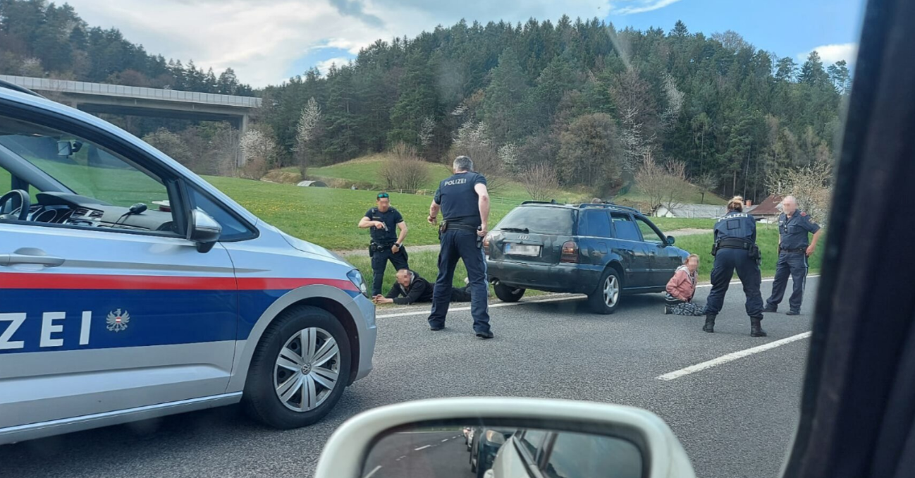 Mehrere Polizisten stoppten ein Pärchen in Neunkirchen.