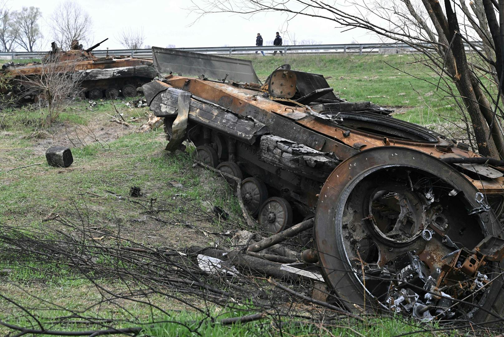 Die ukrainische Regierung hat Russland vorgeworfen, die östlichen Teile des Landes "auslöschen" zu wollen. Der ukrainische Präsident Wolodimir Selenski sagte, dass die russischen Soldaten "den Donbass buchstäblich erledigen und zerstören" wollten.