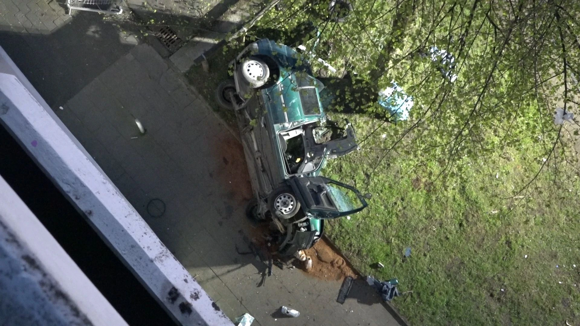 Download von www.picturedesk.com am 18.04.2022 (08:02).  17 April 2022, North Rhine-Westphalia, Essen: The wreckage of a car lies next to a parking garage. Two young men have fallen on Easter Sunday in Essen with a car from the top floor of a parking garage and died. (to dpa: "Car plunges from parking garage - two young men dead") Photo: Markus Gayk/TNN/dpa - 20220417_PD11676 - Rechteinfo: Rights Managed (RM)