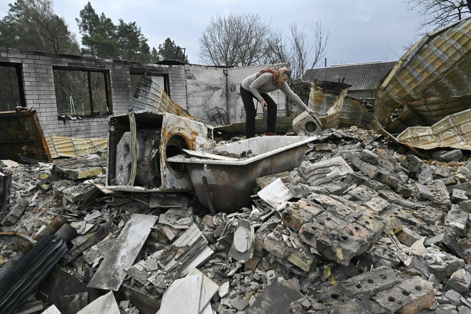 Die ukrainische Regierung hat Russland vorgeworfen, die östlichen Teile des Landes "auslöschen" zu wollen. Der ukrainische Präsident Wolodimir Selenski sagte, dass die russischen Soldaten "den Donbass buchstäblich erledigen und zerstören" wollten.