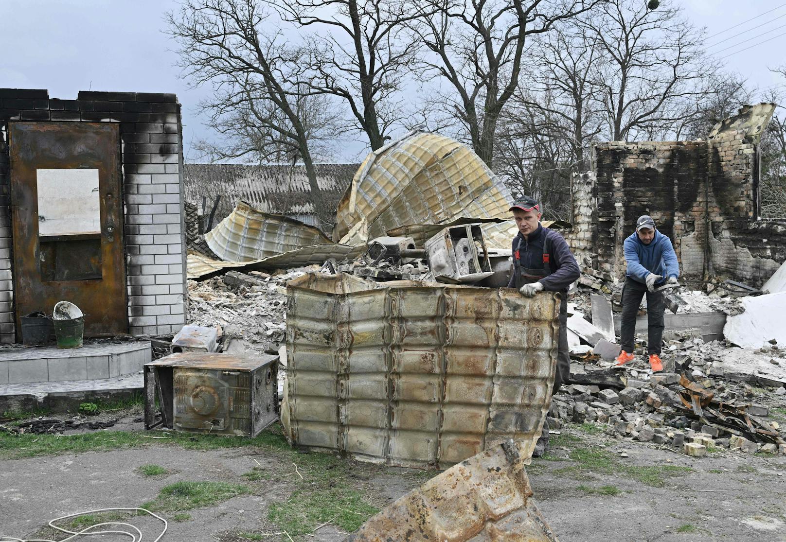 Die ukrainische Regierung hat Russland vorgeworfen, die östlichen Teile des Landes "auslöschen" zu wollen. Der ukrainische Präsident Wolodimir Selenski sagte, dass die russischen Soldaten "den Donbass buchstäblich erledigen und zerstören" wollten.