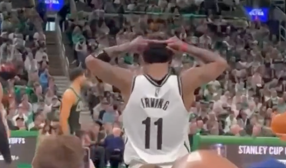 Kyrie Irving zeigt Fans seine Mittelfinger.