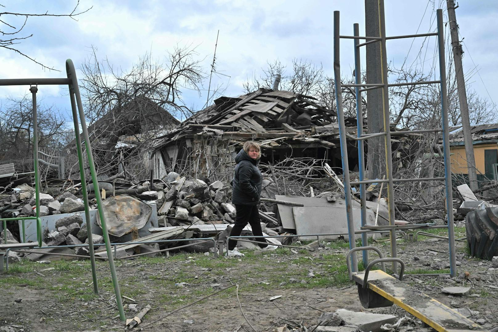 Die ukrainische Regierung hat Russland vorgeworfen, die östlichen Teile des Landes "auslöschen" zu wollen. Der ukrainische Präsident Wolodimir Selenski sagte, dass die russischen Soldaten "den Donbass buchstäblich erledigen und zerstören" wollten.