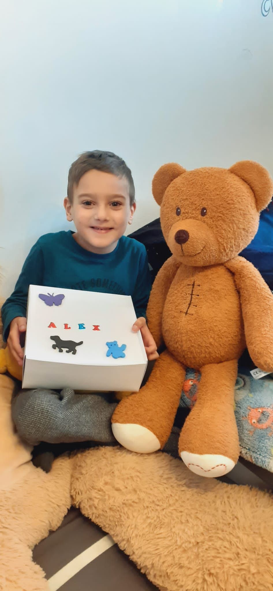 Alex ist erst sieben Jahre alt und leidet an einer Herzerkrankung. Der leidenschaftliche Schwimmer möchte unbedingt mit seiner Familie ans Meer fahren.&nbsp;