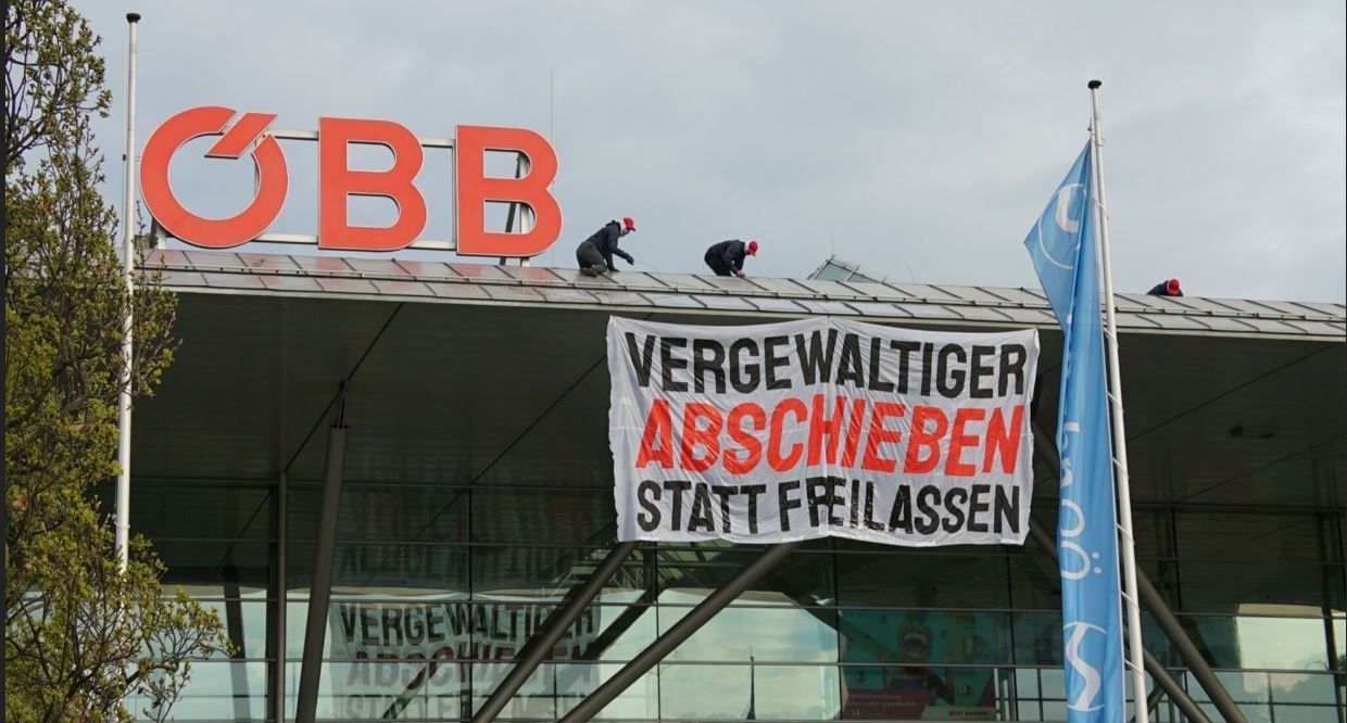 Die Identitären am Dach des Linzer Bahnhofs. 