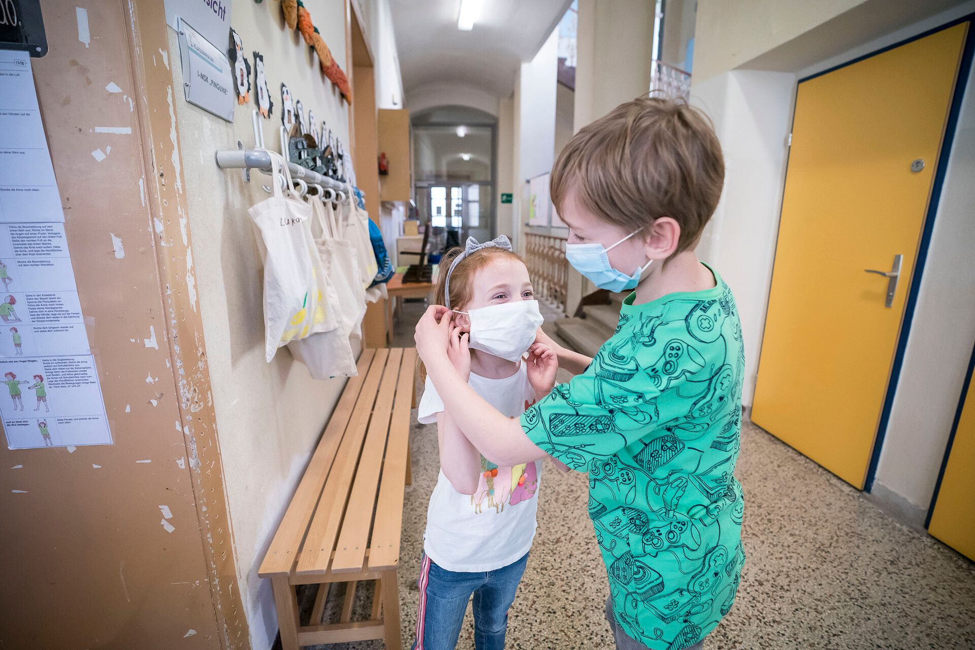 Bei Jüngeren reicht ein Mund-Nasen-Schutz.