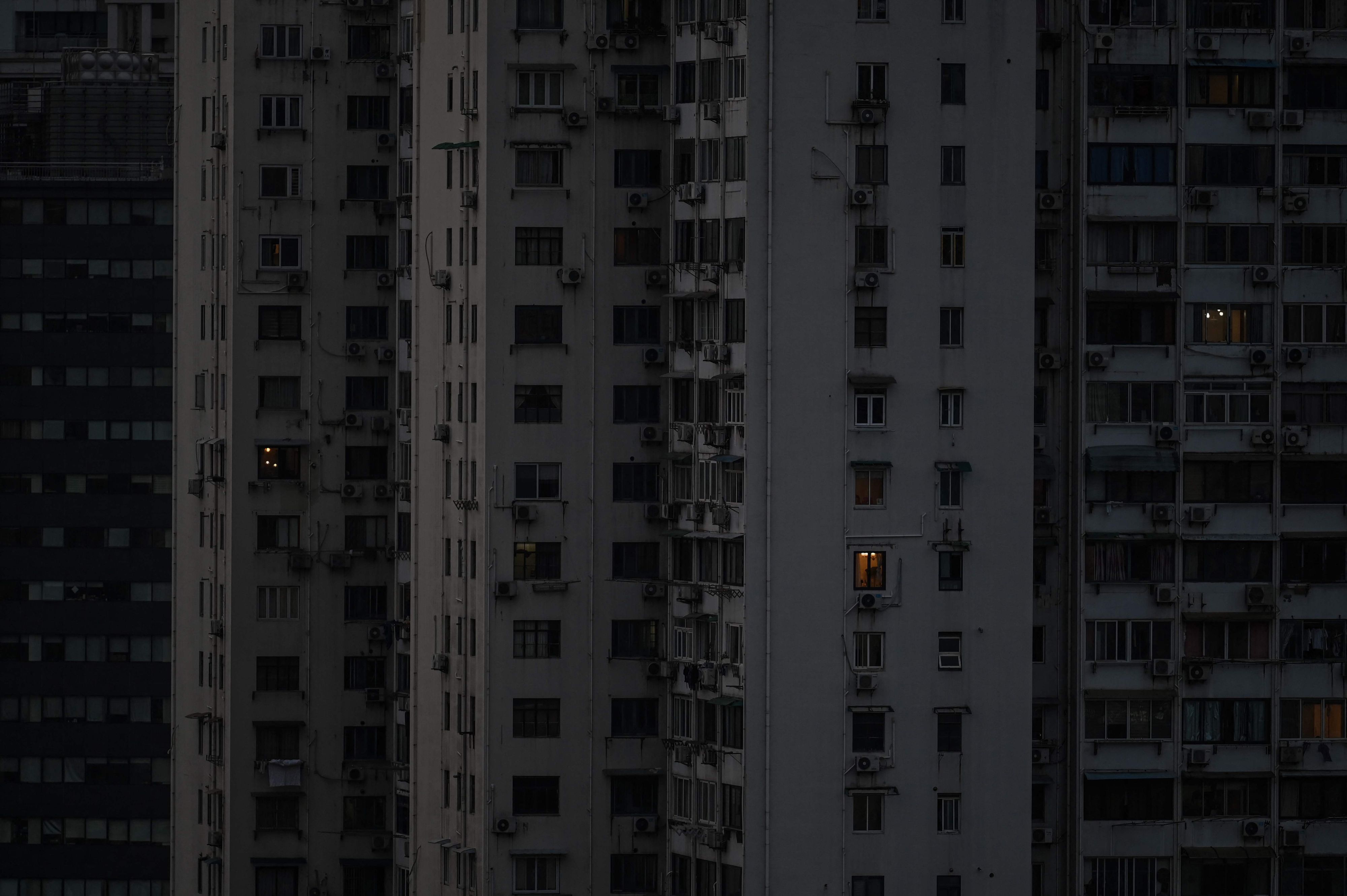Download von www.picturedesk.com am 19.04.2022 (16:28).  View of residential buildings during a Covid-19 coronavirus lockdown in the Jing'an district of Shanghai on April 17, 2022. (Photo by Hector RETAMAL / AFP) - 20220417_PD2751 - Rechteinfo: Rights Managed (RM) Nur für redaktionelle Nutzung! Werbliche Nutzung erfordert Freigabe: bitte schicken Sie uns eine Anfrage.