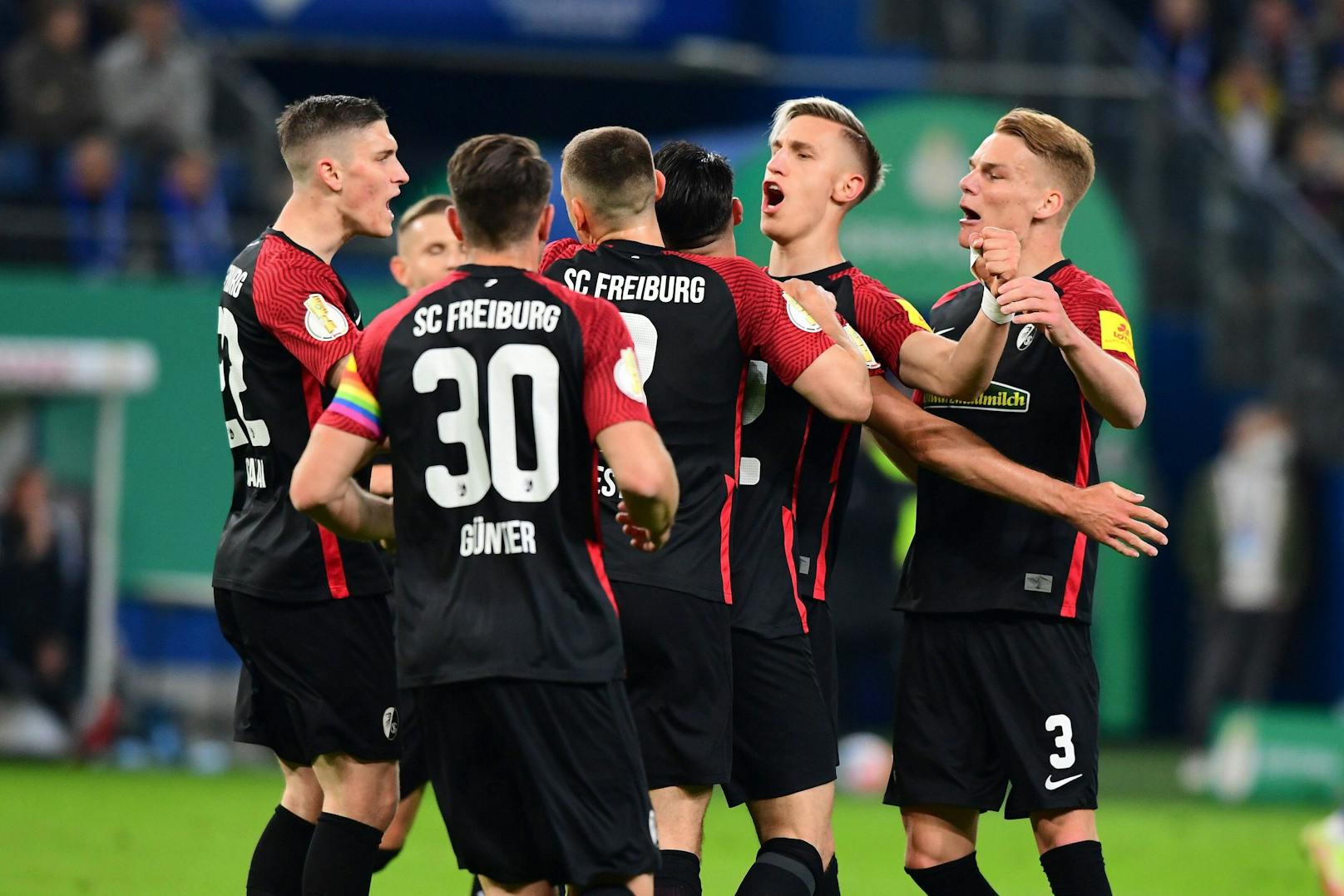Freiburg bejubelt den Einzug ins DFB-Pokalfinale. 