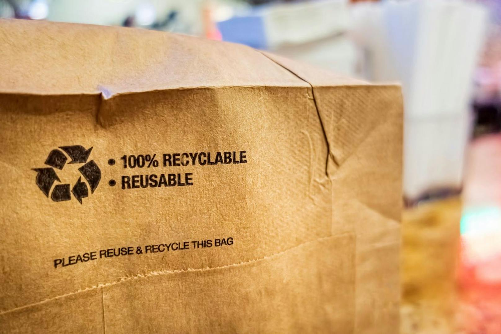 Das Verpackungsmaterial kann eingespart werden, in dem es aus umweltfreundlichen Materialien hergestellt und mehrmals verwendet wird.