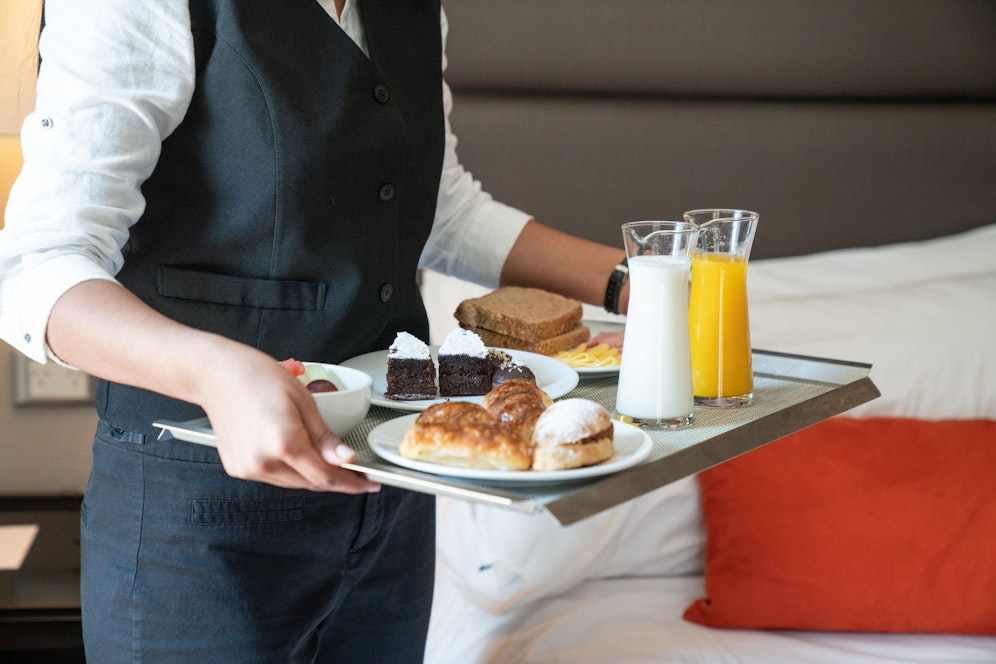 Symbolfoto einer jungen Hotel-Angestellten.