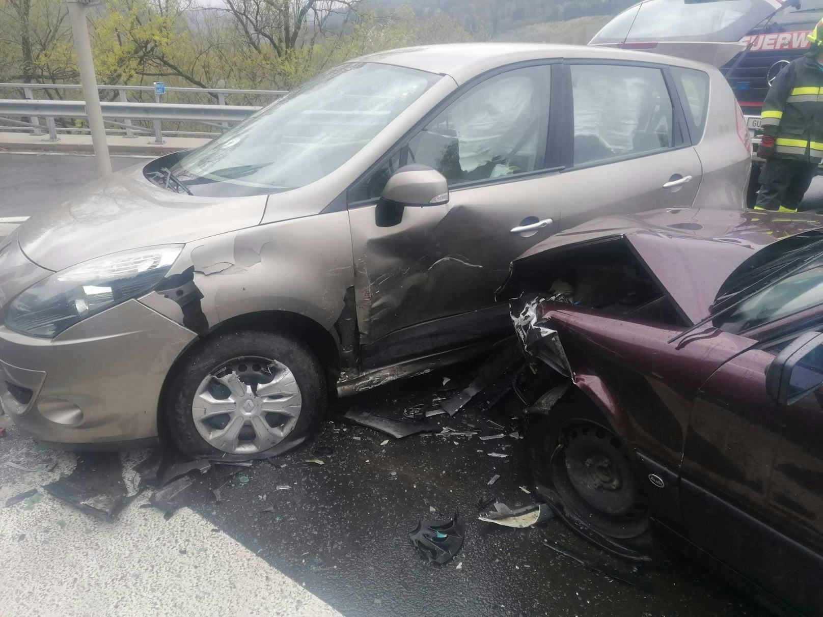 6 Verletzte bei heftigen Crash auf Autobahnabfahrt