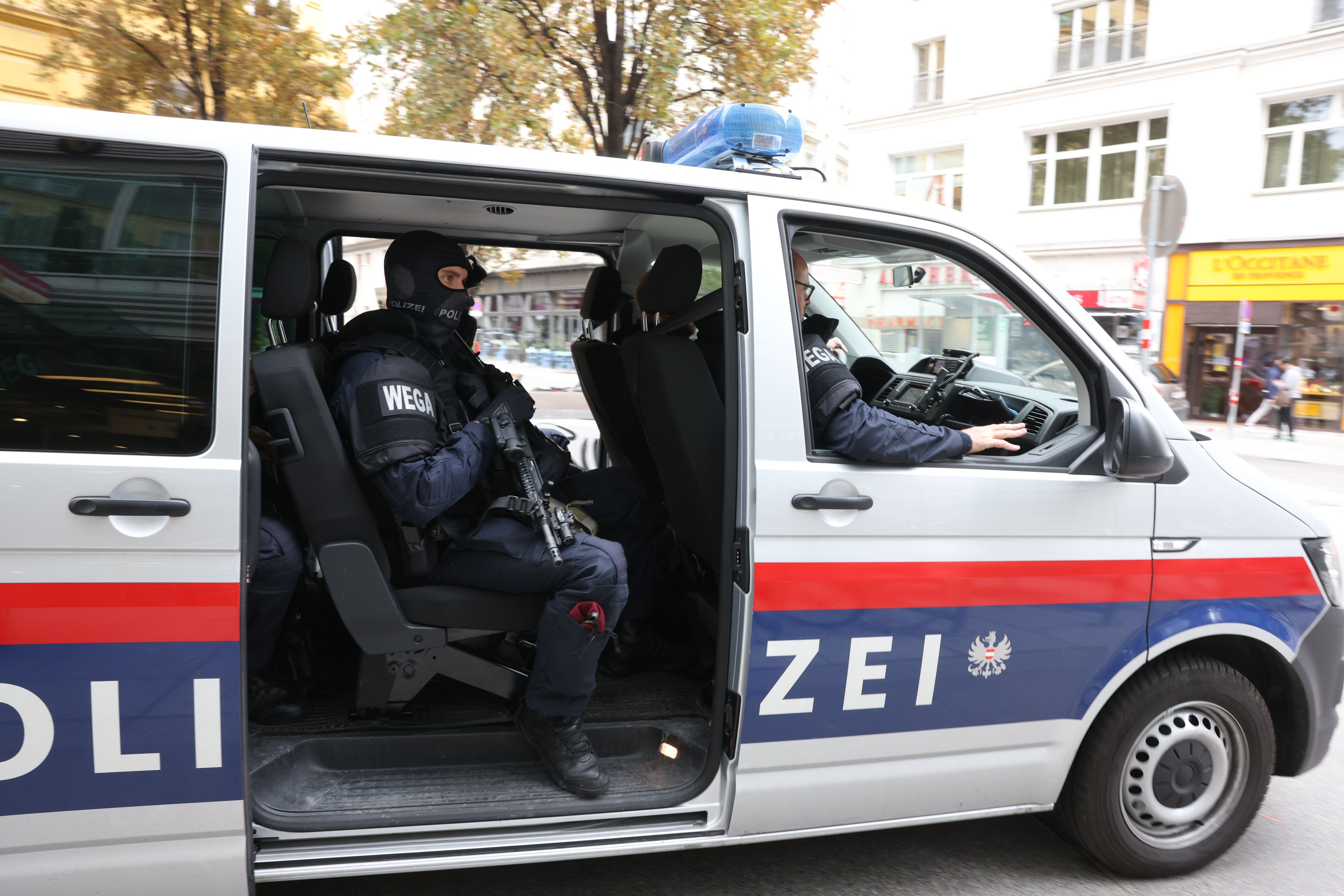 Polizei und WEGA mussten den Mann vor seiner rabiaten Ehefrau retten. (Symbolbild)