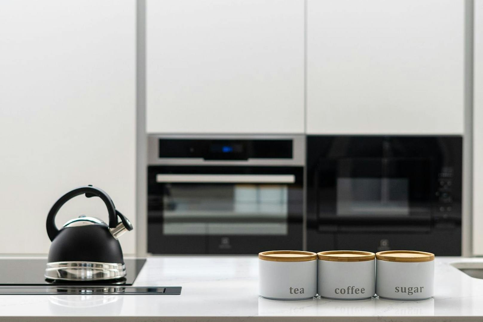 Kaffee und Tees, die man normalerweise nur wenige Monate im Küchenkabinett aufbewahrt, können zwischen 12 und 24 Monate halten, wenn sie vakuumiert werden. 