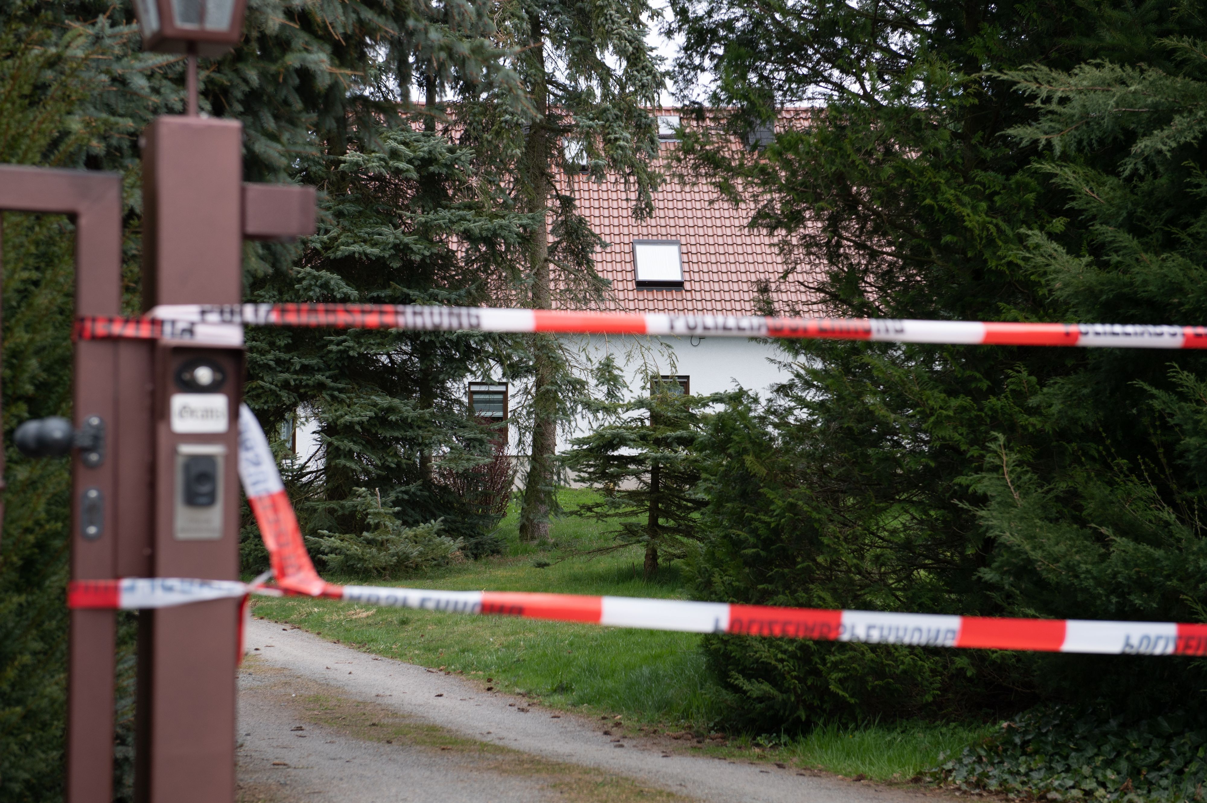 Download von www.picturedesk.com am 19.04.2022 (19:41).  19 April 2022, Saxony, Chemnitz: A barrier tape hangs on a driveway in front of a residential house. Four dead people were found in the house in the district of Mittelbach late Monday evening. Photo: Sebastian Kahnert/dpa - 20220419_PD2916 - Rechteinfo: Rights Managed (RM)