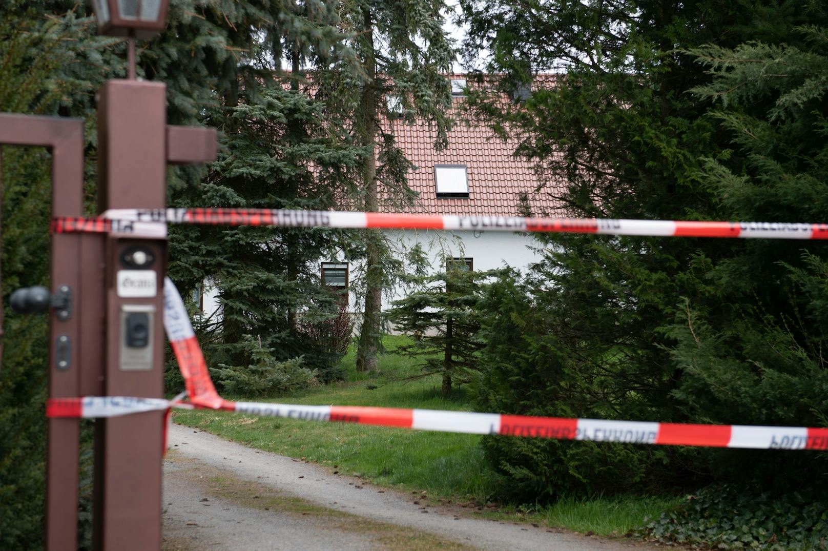 Grauen im Einfamilienhaus – vier Menschen tot gefunden