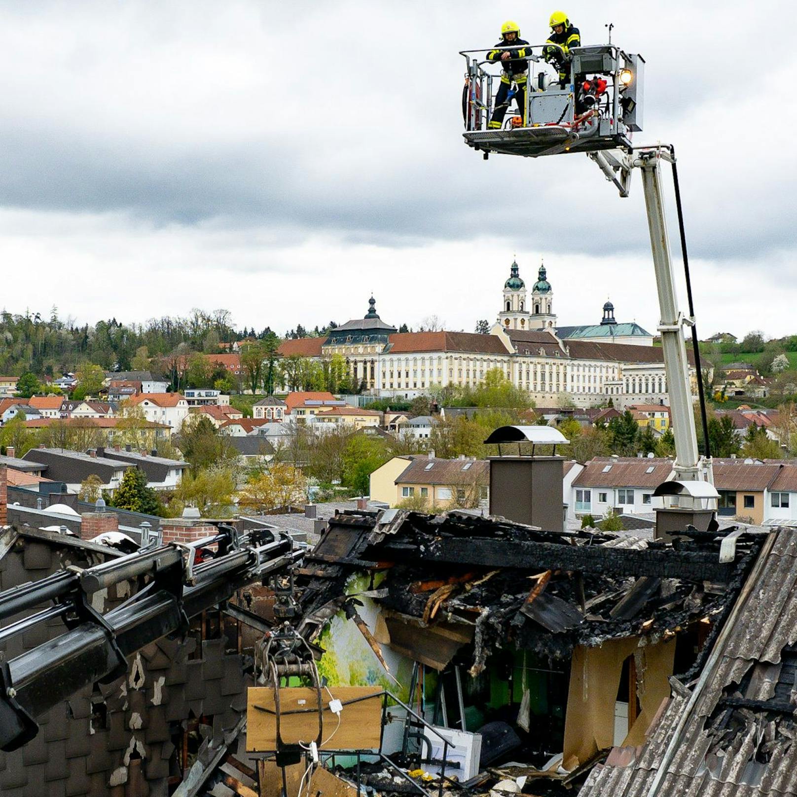 In St. Florian konnte sich Samstag früh eine Familie in letzter Sekunde vor den Flammen retten. 