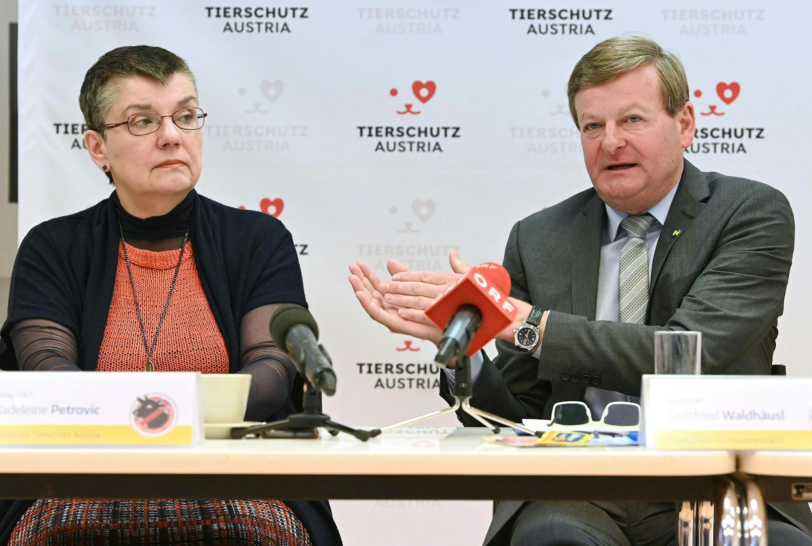 Tierschutz-Austria-Präsidentin Madeleine Petrovic und Niederösterreichs Landesrat Gottfried Waldhäusl (FPÖ) in Vösendorf.