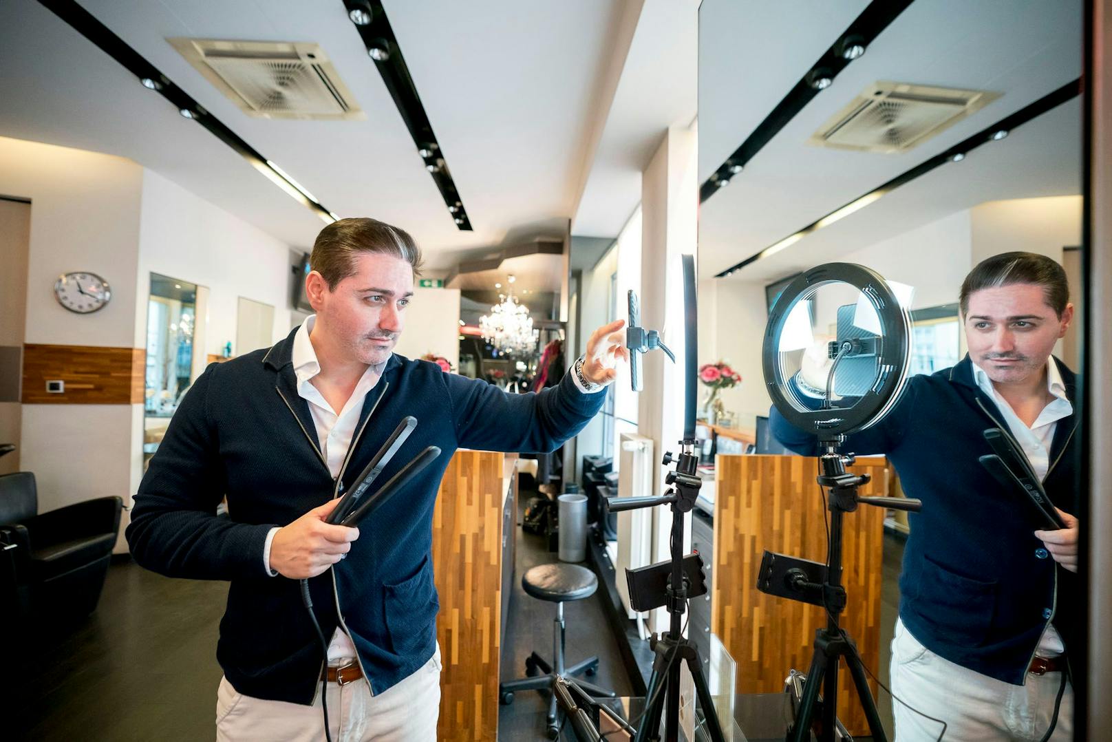 Friseur Aret Agopian nimmt in seinem Salon Agopian Haute Coiffure in der Wiener City seine TikTok-Videos auf.