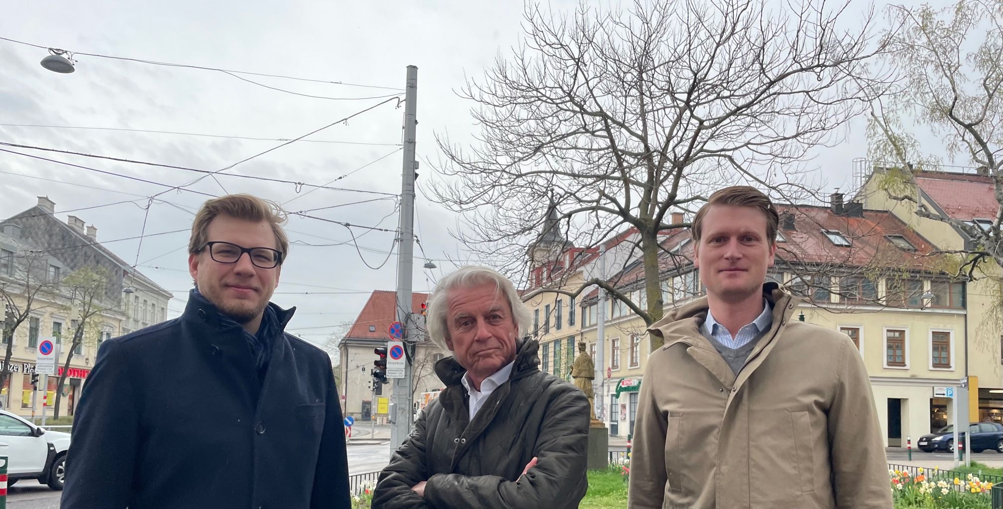 Mit einer Petition wehrt sich Anton Jaglarz (M.) gegen den Bau neuer Garagen in Hietzing. Unterstützung bekommt er von  Johannes Bachleitner (Klubobmann Neos), und Matthias Friedrich