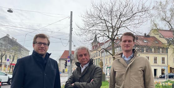 Mit einer Petition wehrt sich Anton Jaglarz (M.) gegen den Bau neuer Garagen in Hietzing. Unterstützung bekommt er von  Johannes Bachleitner (Klubobmann Neos Hietzing), und Matthias Friedrich (Bezirksvorsteher-Stellvertreter, SPÖ).