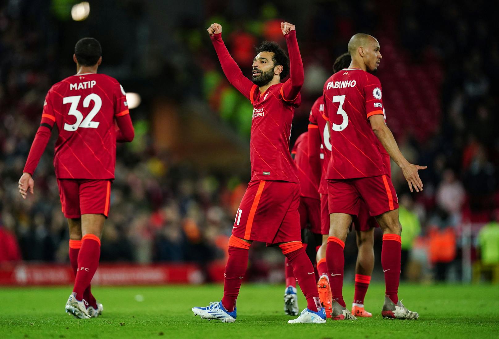 Mohamed Salah feiert den Sieg gegen Manchester United. 