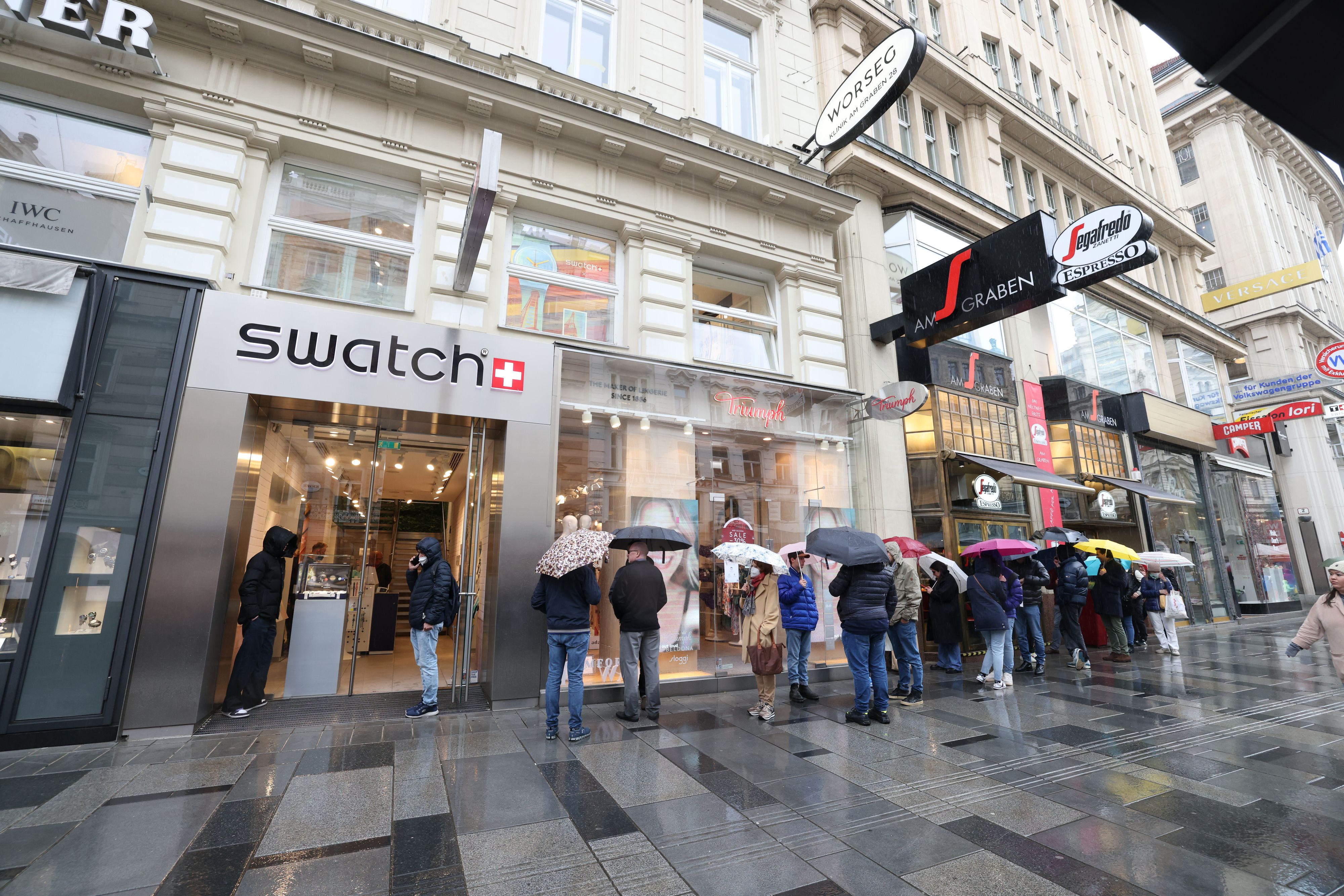 Die Uhren-Fans ließen sich auch vom Regen nicht abschrecken.