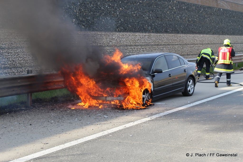 Die Feuerwehr im Löscheinsatz.