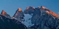 In 2.130 Meter Höhe – Bergsteiger blieb an Fels hängen