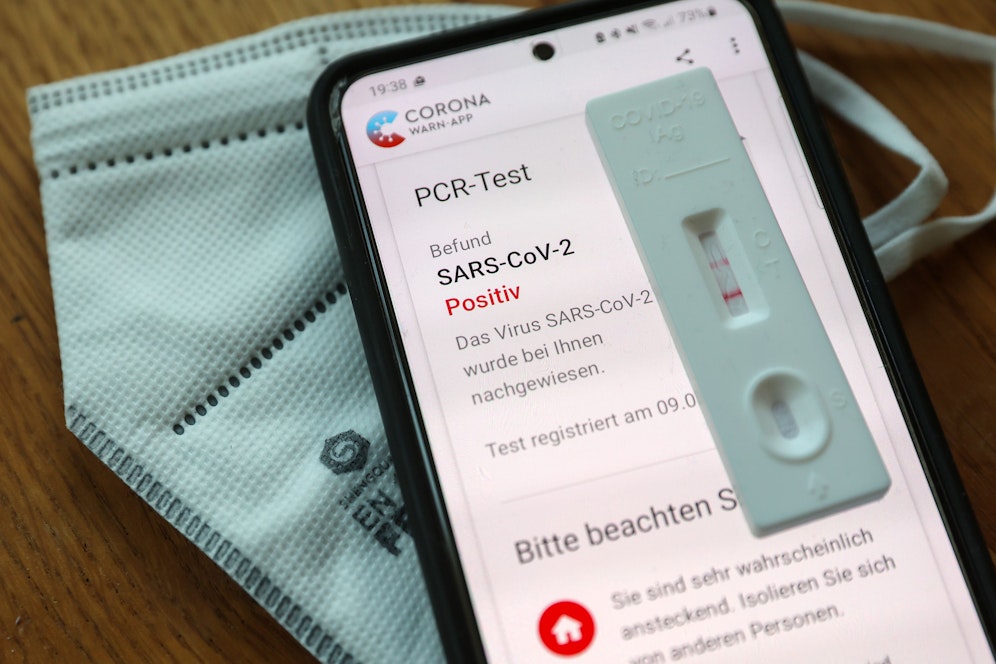 Mit dem Erhalt eines positiven PCR-Testergebnisses ging bislang automatisch auch die behördliche Absonderung einher. Doch das soll sich bald ändern. 
