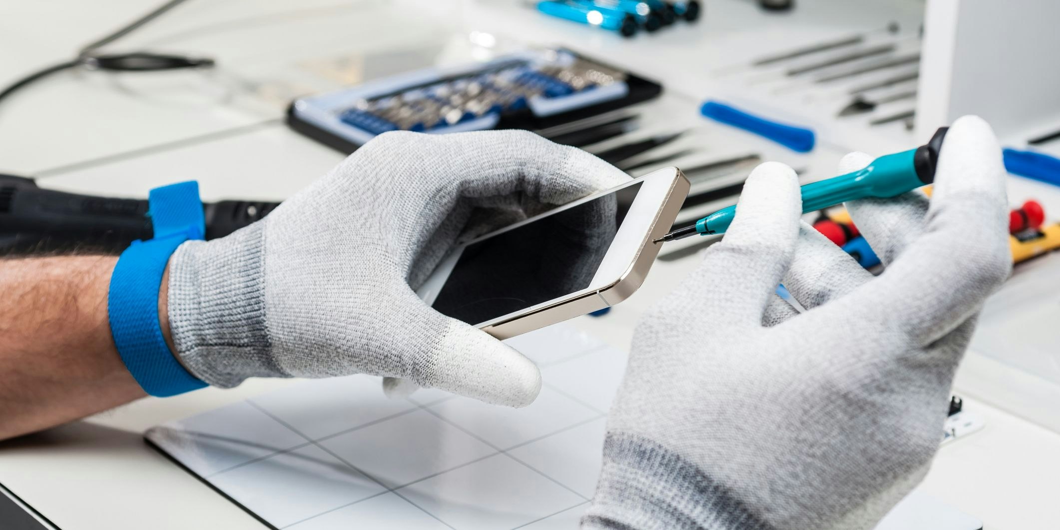 Die Reparatur des alten Handys wird mit bis zu 50 Prozent gefördert.