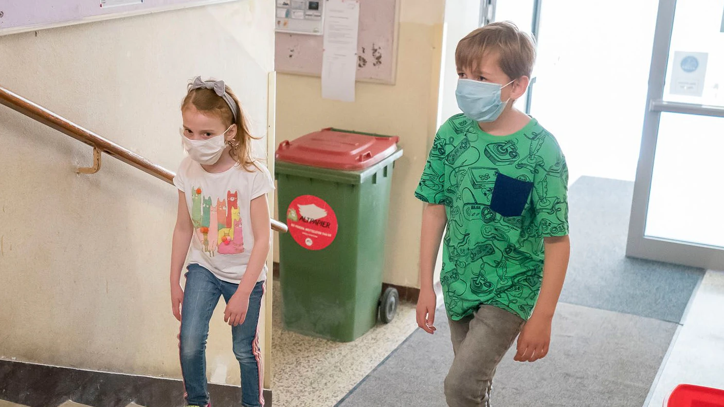 Die Maskenpflicht an Schulen bleibt vorerst aufrecht.