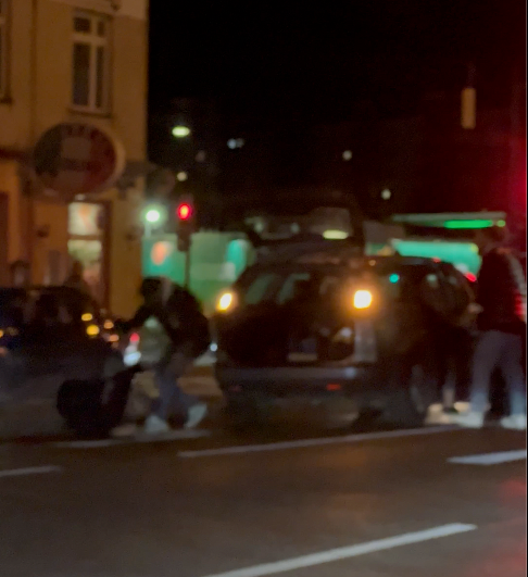 Schlägerei vor Ampel in der Altmannsdorfer Straße