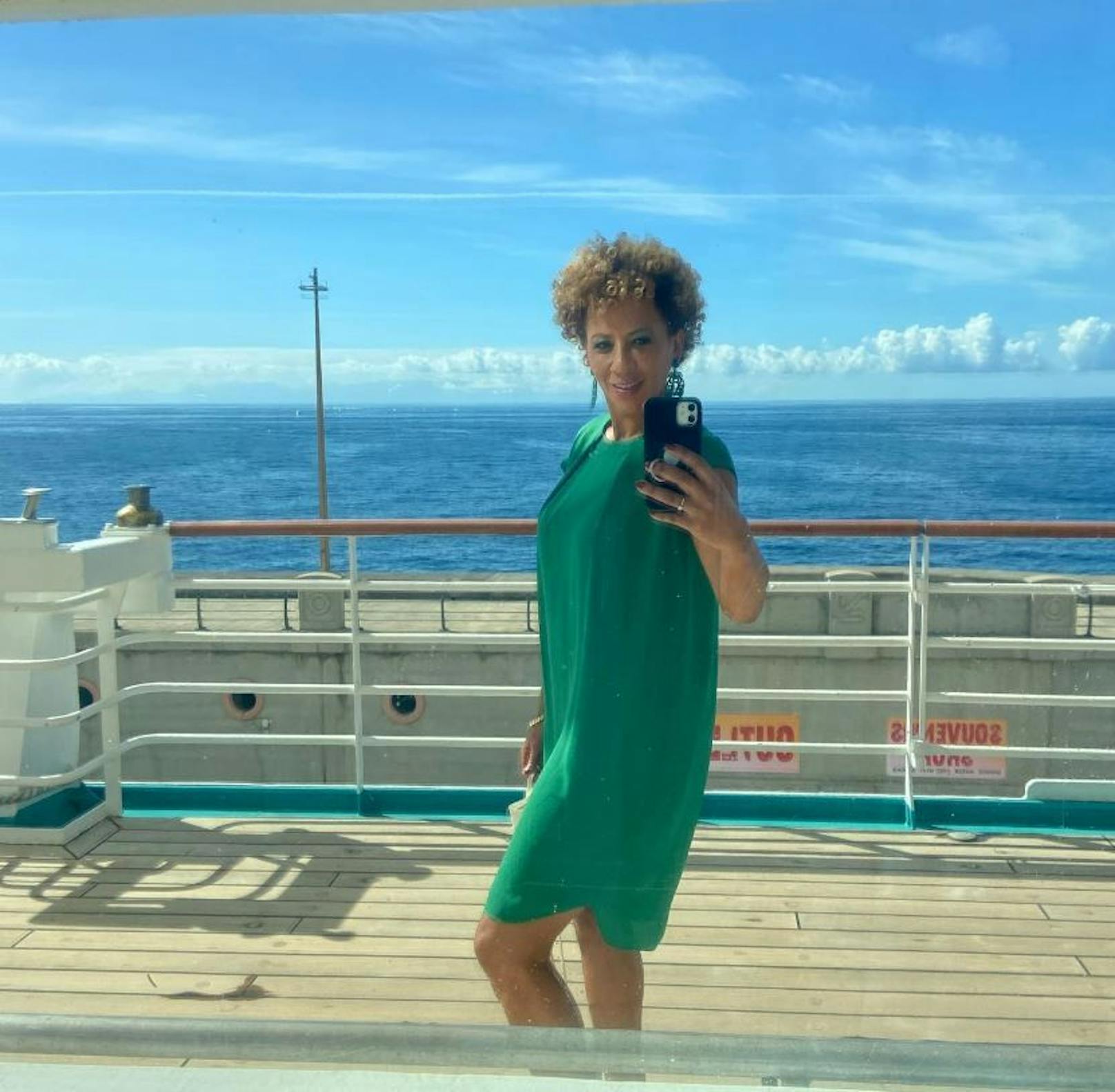 Arabella Kiesbauer gewährt auf Instagram Einblicke hinter die Kulissen vom "Traumschiff."