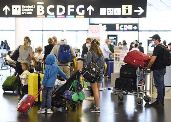 Passagiere am Flughafen Wien-Schwechat. Nun sollen neue Einreise-regeln kommen.