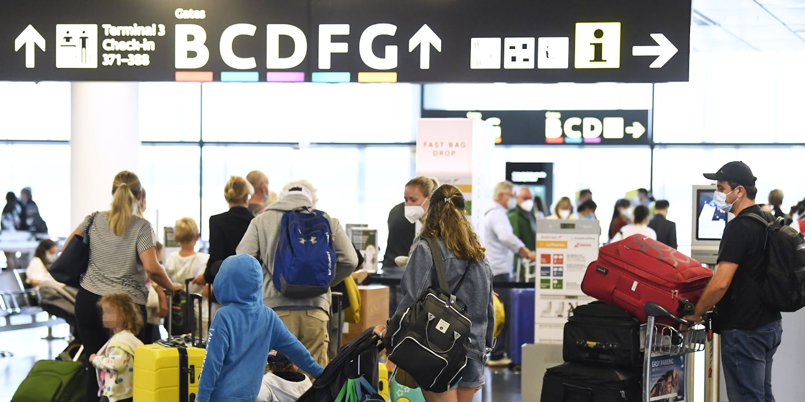 Passagiere am Flughafen Wien-Schwechat. Nun kommen wieder neue Einreise-Regeln.