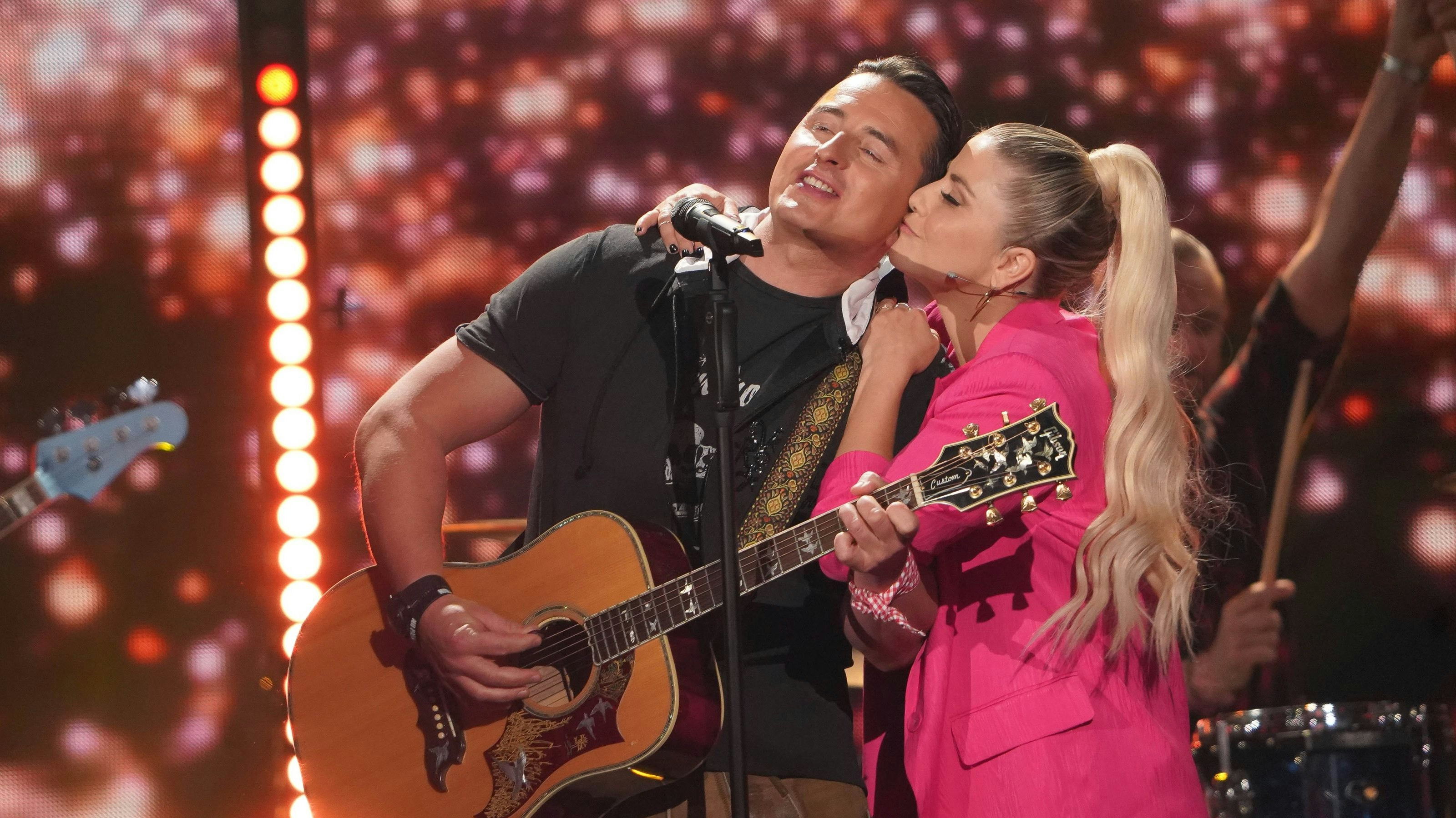 Download von www.picturedesk.com am 20.04.2022 (18:07).  05 April 2022, Berlin: Beatrice Egli and Andreas Gabalier are on stage during the recording of the "Beatrice Egli Show". The show will be broadcast on SWR and MDR television on April 23, 2022. Photo: Joerg Carstensen/dpa - 20220405_PD10512 - Rechteinfo: Rights Managed (RM)