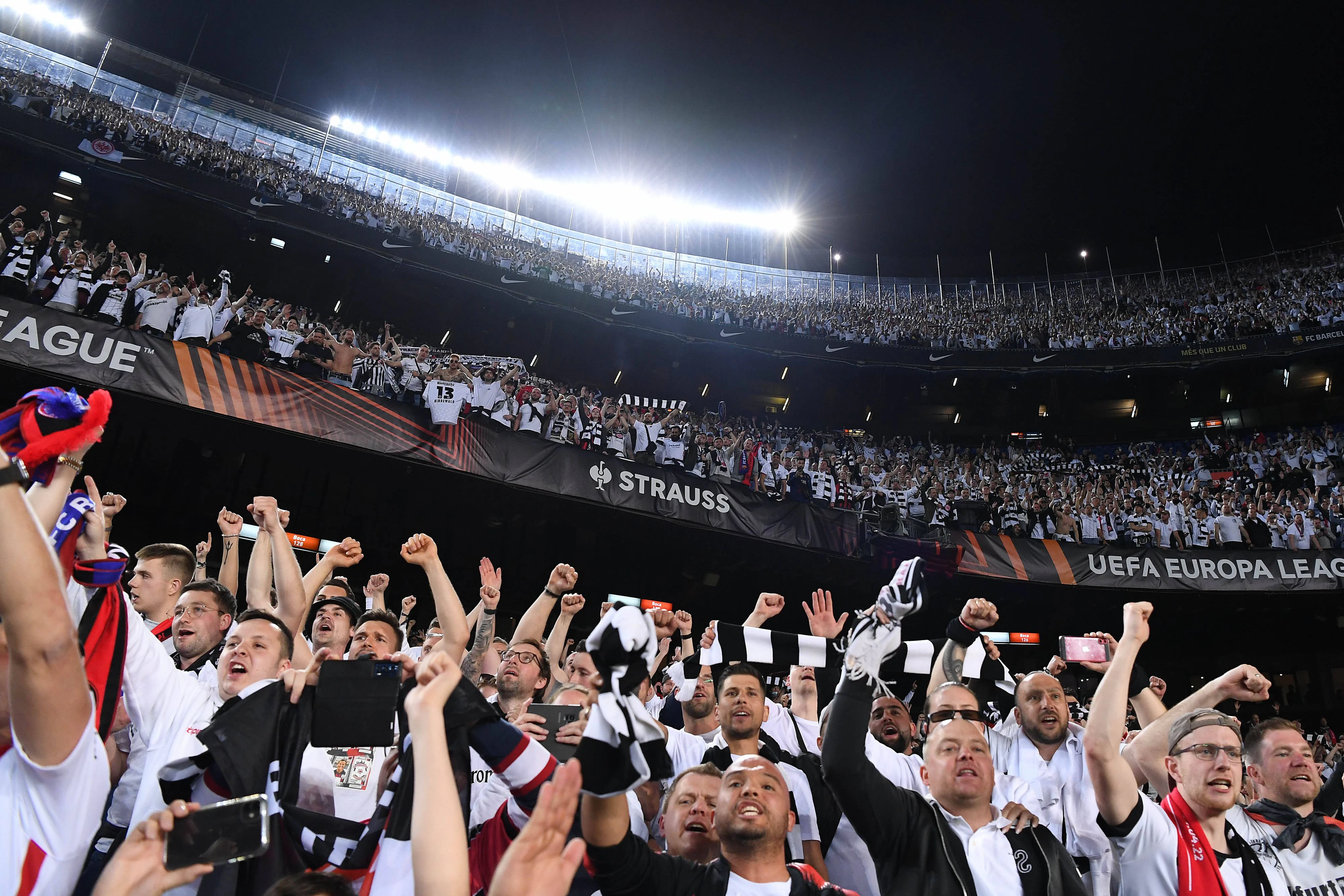Tausende Frankfurt-Fans pilgerten ins Camp Nou. 