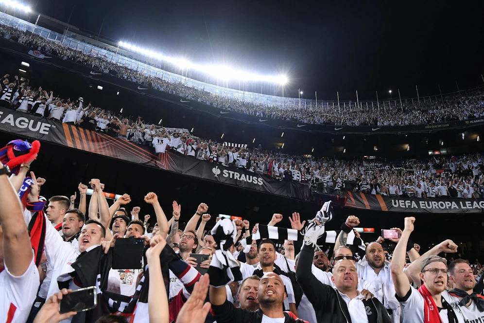 Tausende Frankfurt-Fans pilgerten ins Camp Nou. 