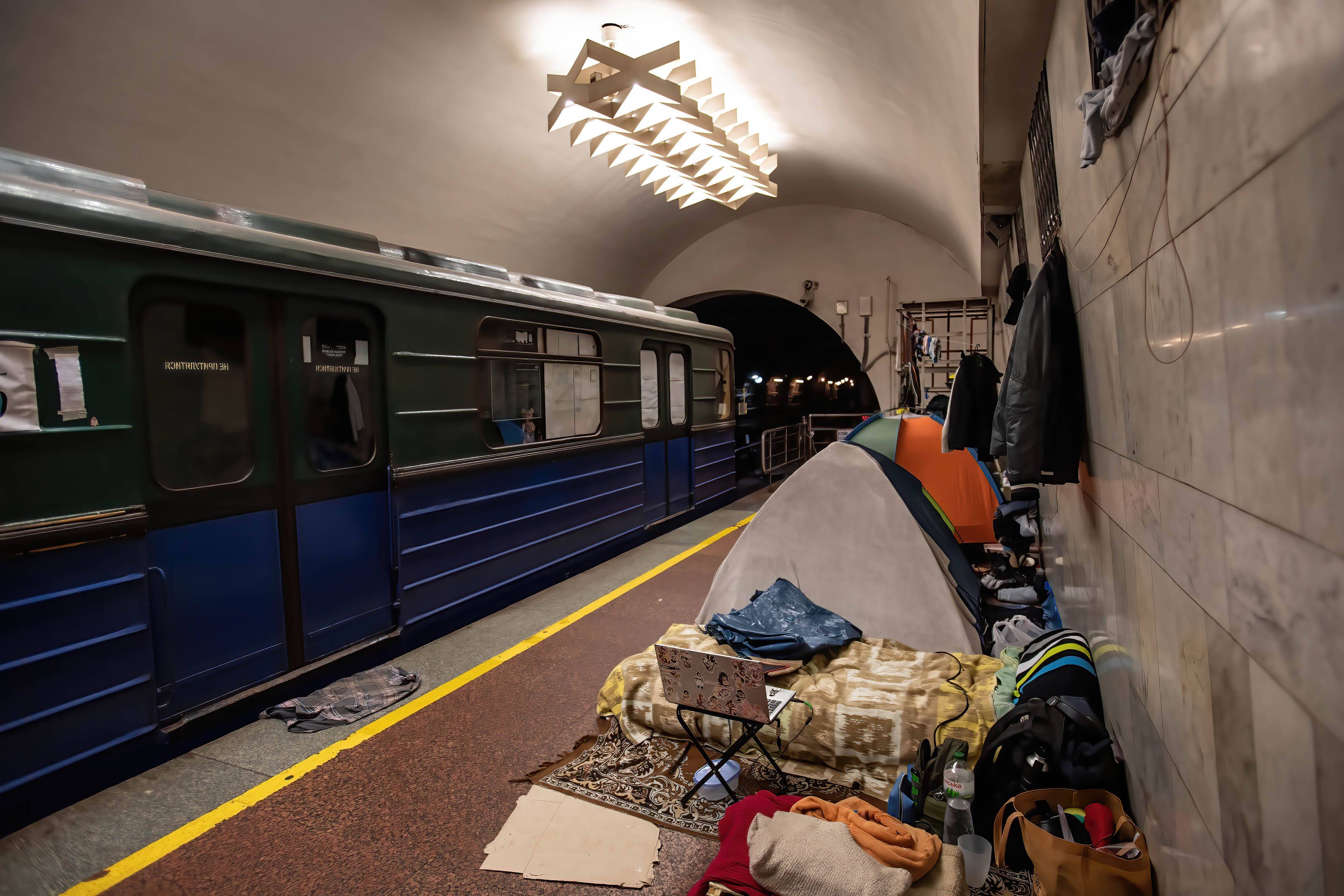  April 19, 2022, Kharkiv, Kharkiv Oblast, Ukraine: Belongings of displaced Ukrainians and tents for sheltering seen in Kharkiv s Maidan Konstytutsii Metro Station. Kharkiv Ukraine - ZUMAs197 20220419_zab_s197_031 Copyright: xLaurelxChorx
