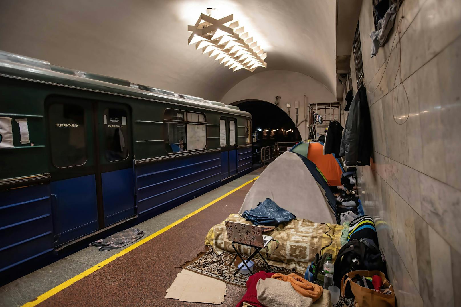 Habseligkeiten ukrainischer Vertriebener und Zelte zur Unterbringung in einer Charkiwer Metrostation.