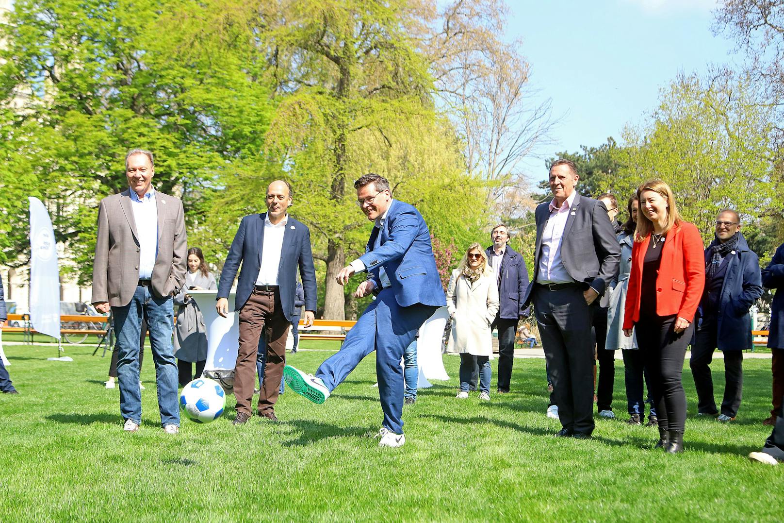  Kick-Off zum Kick Off: Mit einem gezielten Schuss auf ein Streetsoccer-Tor gab Klimastadtrat Jürgen Czernohorszky (SPÖ) den Startschuss für das Wiener Klimateam.