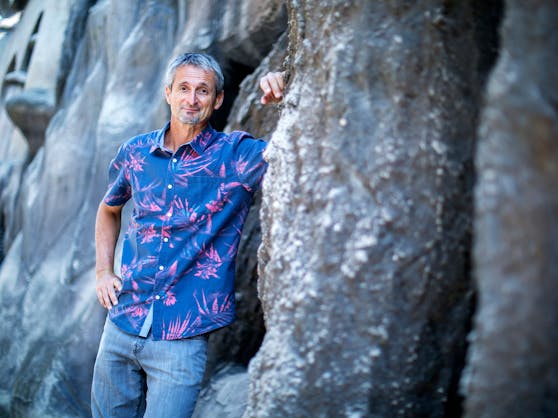 Neben dem&nbsp;Skateboarden ist das Wellenreiten eine große Leidenschaft von Hans-Peter Hutter. Der Umweltmediziner trägt seine bunten Hemden zur Aufmunterung und engagiert sich für Klima- und Umweltschutz.
